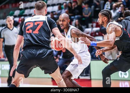 Reggio Emilia, Italie. 22 octobre 2025. Jamar Smith (Unahotels Reggio Emilia) pendant UNA Hotels Reggio Emilia vs KB Bashkimi, match de la Coupe d'Europe de basket-ball FIBA à Reggio Emilia, Italie, 22 octobre 2025 crédit : Agence photo indépendante/Alamy Live News Banque D'Images