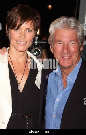 Carey Lowell et Richard Gere assistent à la première mondiale Fox Searchlight Pictures de 'Amelia' au Paris Theater de New York le 20 octobre 2009. Crédit photo : Henry McGee/MediaPunch Banque D'Images