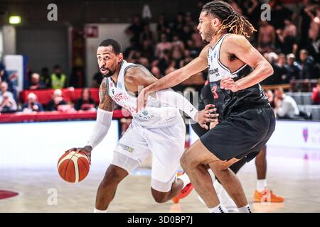 Reggio Emilia, Italie. 22 octobre 2025. Bryson Williams (Unahotels Reggio Emilia) pendant UNA Hotels Reggio Emilia vs KB Bashkimi, match de la Coupe d'Europe de basket-ball FIBA à Reggio Emilia, Italie, 22 octobre 2025 crédit : Agence photo indépendante/Alamy Live News Banque D'Images