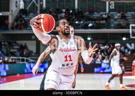 Reggio Emilia, Italie. 22 octobre 2025. Bryson Williams (Unahotels Reggio Emilia) pendant UNA Hotels Reggio Emilia vs KB Bashkimi, match de la Coupe d'Europe de basket-ball FIBA à Reggio Emilia, Italie, 22 octobre 2025 crédit : Agence photo indépendante/Alamy Live News Banque D'Images