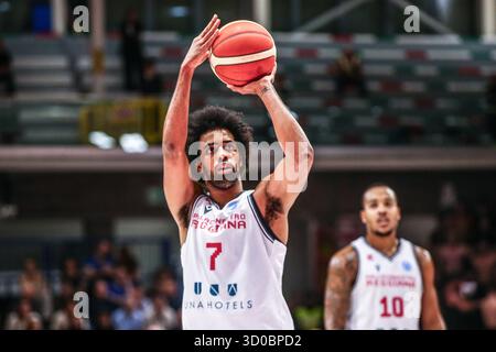 Reggio Emilia, Italie. 22 octobre 2025. Tomas Woldetensae (unahotels Reggio Emilia) pendant UNA Hotels Reggio Emilia vs KB Bashkimi, match de la Coupe d'Europe de basket-ball FIBA à Reggio Emilia, Italie, 22 octobre 2025 crédit : Agence photo indépendante/Alamy Live News Banque D'Images