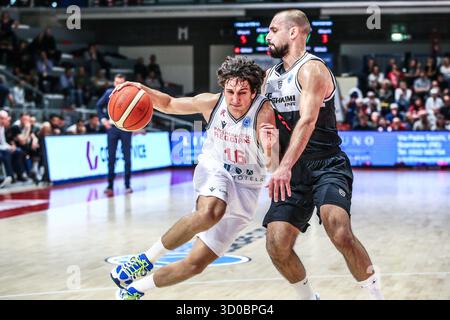Reggio Emilia, Italie. 22 octobre 2025. Lorenzo Uglietti (Unahotels Reggio Emilia) pendant UNA Hotels Reggio Emilia vs KB Bashkimi, match de la Coupe d'Europe de basket-ball FIBA à Reggio Emilia, Italie, 22 octobre 2025 crédit : Agence photo indépendante/Alamy Live News Banque D'Images