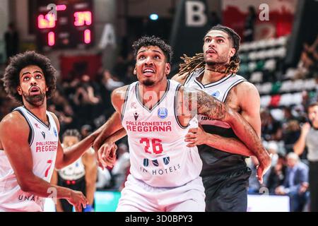 Reggio Emilia, Italie. 22 octobre 2025. Jaime Echenique (Unahotels Reggio Emilia) pendant UNA Hotels Reggio Emilia vs KB Bashkimi, match de la Coupe d'Europe de basket-ball FIBA à Reggio Emilia, Italie, 22 octobre 2025 crédit : Agence photo indépendante/Alamy Live News Banque D'Images