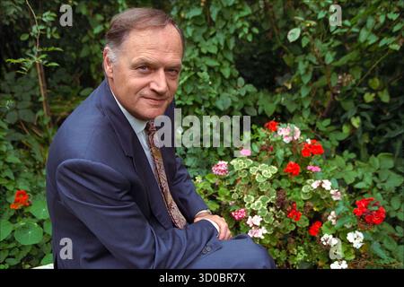 George Walden Ministre conservateur de l'enseignement supérieur, député de Buckingham photographié chez lui dans l'ouest de Londres. . Jeudi 5 septembre 1996. Neil Turner Banque D'Images