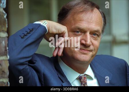 George Walden Ministre conservateur de l'enseignement supérieur, député de Buckingham photographié chez lui dans l'ouest de Londres. . Jeudi 5 septembre 1996. Neil Turner Banque D'Images