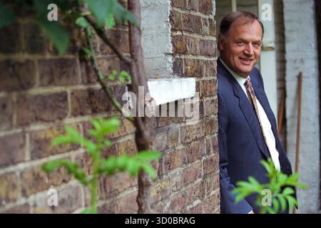George Walden Ministre conservateur de l'enseignement supérieur, député de Buckingham photographié chez lui dans l'ouest de Londres. . Jeudi 5 septembre 1996. Neil Turner Banque D'Images