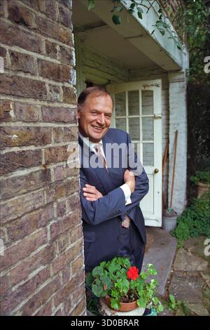 George Walden Ministre conservateur de l'enseignement supérieur, député de Buckingham photographié chez lui dans l'ouest de Londres. . Jeudi 5 septembre 1996. Neil Turner Banque D'Images