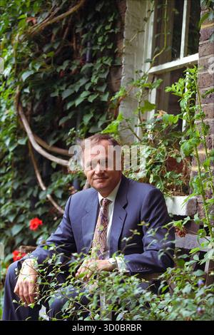 George Walden Ministre conservateur de l'enseignement supérieur, député de Buckingham photographié chez lui dans l'ouest de Londres. . Jeudi 5 septembre 1996. Neil Turner Banque D'Images