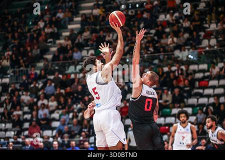 Reggio Emilia, Italie. 22 octobre 2025. Pablo Abreu (Unahotels Reggio Emilia) pendant UNA Hotels Reggio Emilia vs KB Bashkimi, match de la Coupe d'Europe de basket-ball FIBA à Reggio Emilia, Italie, 22 octobre 2025 crédit : Agence photo indépendante/Alamy Live News Banque D'Images
