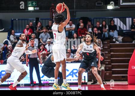 Reggio Emilia, Italie. 22 octobre 2025. Tomas Woldetensae (Unahotels Reggio Emilia) pendant UNA Hotels Reggio Emilia vs KB Bashkimi, match de la Coupe d'Europe de basket-ball FIBA à Reggio Emilia, Italie, 22 octobre 2025 crédit : Agence photo indépendante/Alamy Live News Banque D'Images