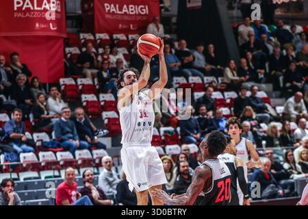 Reggio Emilia, Italie. 22 octobre 2025. Michele Vitali (Unahotels Reggio Emilia) pendant UNA Hotels Reggio Emilia vs KB Bashkimi, match de la Coupe d'Europe de basket-ball FIBA à Reggio Emilia, Italie, 22 octobre 2025 crédit : Agence photo indépendante/Alamy Live News Banque D'Images