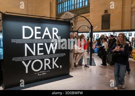 « Dear New York » présente deux expositions d'art distinctes qui ont orné Grand Central terminal pendant deux semaines en octobre 2025, à New York, aux États-Unis Banque D'Images