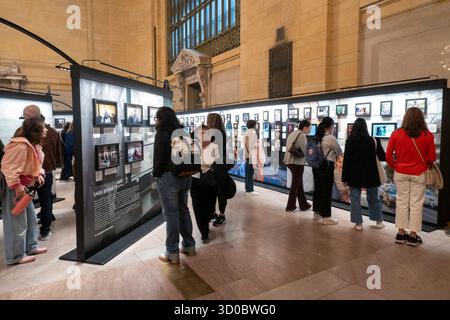 « Dear New York » présente deux expositions d'art distinctes qui ont orné Grand Central terminal pendant deux semaines en octobre 2025, à New York, aux États-Unis Banque D'Images