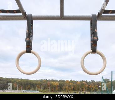 Anneaux de gymnastique dans un gymnase extérieur pour des exercices de calisthenics, mise au point sélective. Banque D'Images