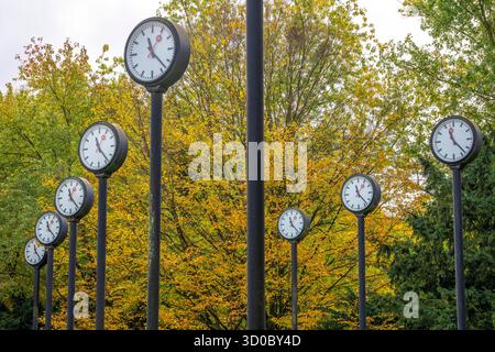 Die Kunstinstallation Zeitfeld im Volksgarten Park in Düsseldorf-Oberbilk, insgesamt 24 Bahnhofsuhren, auf 6 Meter hohen Stahlsäulen, laufen seit 1987 synchron, Kunstwerk des Düsseldorfer Künstlers Klaus Rinke, Symbol für Zeit, Zeitumstellung, NRW, Deutschland, Zeitfeld *** L'installation artistique Zeitfeld dans le parc Volksgarten à Düsseldorf Oberbilk, un total de 24 horloges de gare sur des colonnes en acier de 6 mètres de haut, fonctionne de manière synchrone depuis 1987, œuvre de l'artiste Düsseldorf Klaus Rinke, symbole du temps, changement d'heure, NRW, Allemagne, Zeitfeld Banque D'Images