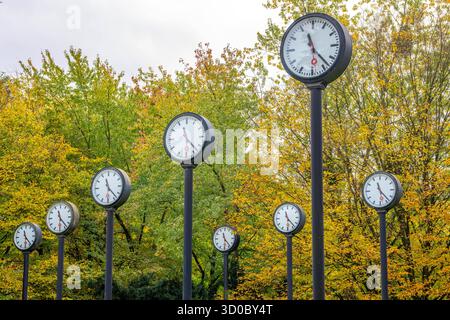 Die Kunstinstallation Zeitfeld im Volksgarten Park in Düsseldorf-Oberbilk, insgesamt 24 Bahnhofsuhren, auf 6 Meter hohen Stahlsäulen, laufen seit 1987 synchron, Kunstwerk des Düsseldorfer Künstlers Klaus Rinke, Symbol für Zeit, Zeitumstellung, NRW, Deutschland, Zeitfeld *** L'installation artistique Zeitfeld dans le parc Volksgarten à Düsseldorf Oberbilk, un total de 24 horloges de gare sur des colonnes en acier de 6 mètres de haut, fonctionne de manière synchrone depuis 1987, œuvre de l'artiste Düsseldorf Klaus Rinke, symbole du temps, changement d'heure, NRW, Allemagne, Zeitfeld Banque D'Images
