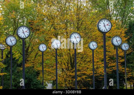 Die Kunstinstallation Zeitfeld im Volksgarten Park in Düsseldorf-Oberbilk, insgesamt 24 Bahnhofsuhren, auf 6 Meter hohen Stahlsäulen, laufen seit 1987 synchron, Kunstwerk des Düsseldorfer Künstlers Klaus Rinke, Symbol für Zeit, Zeitumstellung, NRW, Deutschland, Zeitfeld *** L'installation artistique Zeitfeld dans le parc Volksgarten à Düsseldorf Oberbilk, un total de 24 horloges de gare sur des colonnes en acier de 6 mètres de haut, fonctionne de manière synchrone depuis 1987, œuvre de l'artiste Düsseldorf Klaus Rinke, symbole du temps, changement d'heure, NRW, Allemagne, Zeitfeld Banque D'Images