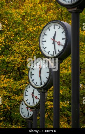 Die Kunstinstallation Zeitfeld im Volksgarten Park in Düsseldorf-Oberbilk, insgesamt 24 Bahnhofsuhren, auf 6 Meter hohen Stahlsäulen, laufen seit 1987 synchron, Kunstwerk des Düsseldorfer Künstlers Klaus Rinke, Symbol für Zeit, Zeitumstellung, NRW, Deutschland, Zeitfeld *** L'installation artistique Zeitfeld dans le parc Volksgarten à Düsseldorf Oberbilk, un total de 24 horloges de gare sur des colonnes en acier de 6 mètres de haut, fonctionne de manière synchrone depuis 1987, œuvre de l'artiste Düsseldorf Klaus Rinke, symbole du temps, changement d'heure, NRW, Allemagne, Zeitfeld Banque D'Images
