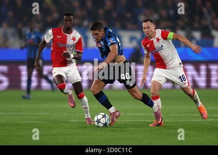 Bergame, Italie. 22 octobre 2025. Nikola Krstovic d'Atalanta BC contrôle le ballon lors du match MD3 de l'UEFA Champions League 2025/26 entre Atalanta BC et SK Slavia Praha au Stadio di Bergamo le 22 octobre 2025 à Bergame, Italie. Crédit : Marco Canoniero/Alamy Live News Banque D'Images