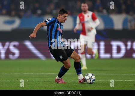 Bergame, Italie. 22 octobre 2025. Nikola Krstovic d'Atalanta BC contrôle le ballon lors du match MD3 de l'UEFA Champions League 2025/26 entre Atalanta BC et SK Slavia Praha au Stadio di Bergamo le 22 octobre 2025 à Bergame, Italie. Crédit : Marco Canoniero/Alamy Live News Banque D'Images
