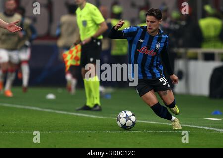Bergame, Italie. 22 octobre 2025. Nicola Zalewski d'Atalanta BC contrôle le ballon lors du match MD3 de l'UEFA Champions League 2025/26 League phase entre Atalanta BC et SK Slavia Praha au Stadio di Bergamo le 22 octobre 2025 à Bergame, Italie. Crédit : Marco Canoniero/Alamy Live News Banque D'Images