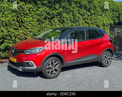 Almere, pays-Bas - 29 juin 2025 : Renault Captur rouge garé au bord de la route. Personne dans le véhicule. Banque D'Images