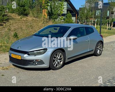 Almere, pays-Bas - 29 juin 2025 : Volkswagen Scirocco coupé garé sur un parking public. Personne dans le véhicule. Banque D'Images