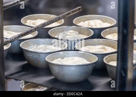 Cuisson de Polenta e Osei di Bergamo Alta, spécialité sucrée la plus célèbre de la cuisine de Bergame, à base de gâteau éponge, chocolat, beurre, crème de noisette Banque D'Images