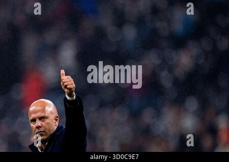 FRANCFORT-SUR-le-MAIN, ALLEMAGNE - 22 OCTOBRE L'entraîneur-chef de Liverpool, Arne Slot, fait des gestes devant les supporters de Liverpool après le match de phase MD3 de l'UEFA Champions League 2025/26 entre l'Eintracht Francfort et le Liverpool FC au stade de Francfort le 22 octobre 2025 à Francfort-sur-le-main, Allemagne. (Photo de René Nijhuis) Banque D'Images
