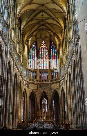 Belle vue de la cathédrale Vitus au château de Prague, République tchèque, mettant en valeur l'architecture gothique, gargouilles, vitraux, et le cit historique Banque D'Images