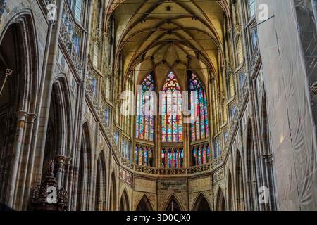 Belle vue de la cathédrale Vitus au château de Prague, République tchèque, mettant en valeur l'architecture gothique, gargouilles, vitraux, et le cit historique Banque D'Images