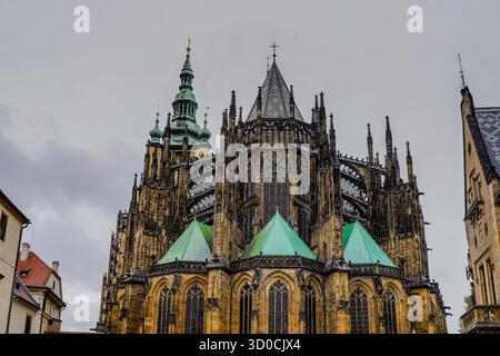 Belle vue de la cathédrale Vitus au château de Prague, République tchèque, mettant en valeur l'architecture gothique, gargouilles, vitraux, et le cit historique Banque D'Images