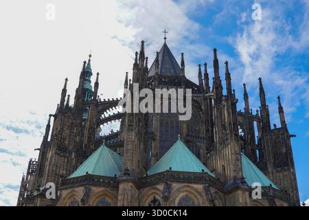 Belle vue de la cathédrale Vitus au château de Prague, République tchèque, mettant en valeur l'architecture gothique, gargouilles, vitraux, et le cit historique Banque D'Images