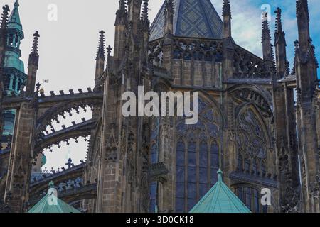 Belle vue de la cathédrale Vitus au château de Prague, République tchèque, mettant en valeur l'architecture gothique, gargouilles, vitraux, et le cit historique Banque D'Images
