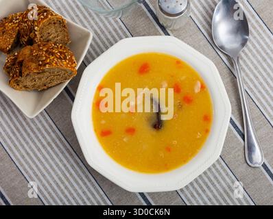 délicieuse soupe de pois avec viandes fumées Banque D'Images