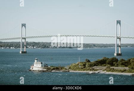 Newport, RI - US - 3 octobre 2025 L'emblématique pont Claiborne Pell s'étend sur la baie de Narragansett avec le phare historique de Rose Island au premier plan Banque D'Images