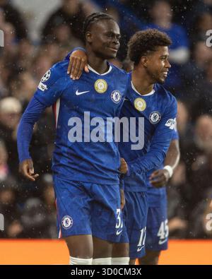 Londres, Royaume-Uni. 22 octobre 2025. Tyrique George de Chelsea et Andrey Santos de Chelsea après avoir marqué le 5e but de la soirée lors du match de Ligue des Champions entre Chelsea et Ajax à Stamford Bridge le 22 octobre 2025 à Londres, Angleterre. (Photo de Pedro Soares/SPP) crédit : photo de presse SPP Sport. /Alamy Live News Banque D'Images