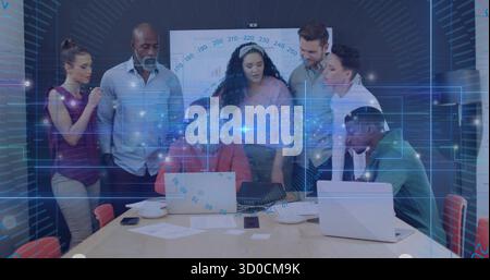 Divers membres de l'équipe analysent les données dans la salle de réunion, avec des ordinateurs portables, des graphiques et une superposition holographique Banque D'Images