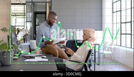 Collaborer avec des collègues pour réviser des documents et appuyer sur la tablette dans le bureau, avec superposition graphique verte Banque D'Images