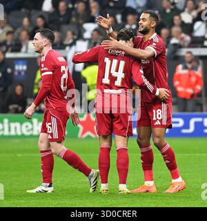 Francfort, Allemagne. 22 octobre 2025. Les joueurs du Liverpool FC célèbrent le score lors du match de 3e tour de la phase de groupes de l'UEFA Champions League entre l'Eintracht Francfort et le Liverpool FC à Francfort, Allemagne, 22 octobre 2025. Crédit : Ulrich Hufnagel/Xinhua/Alamy Live News Banque D'Images