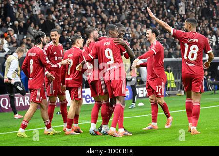 Francfort, Allemagne. 22 octobre 2025. Les joueurs du Liverpool FC célèbrent le score lors du match de 3e tour de la phase de groupes de l'UEFA Champions League entre l'Eintracht Francfort et le Liverpool FC à Francfort, Allemagne, 22 octobre 2025. Crédit : Ulrich Hufnagel/Xinhua/Alamy Live News Banque D'Images