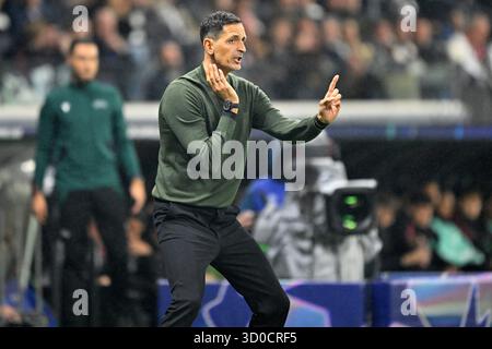 Francfort, Allemagne. 22 octobre 2025. Dino Toppmoeller, entraîneur-chef de l'Eintracht Francfort, fait des gestes lors du match de 3ème tour de la phase de groupes de l'UEFA Champions League entre l'Eintracht Francfort et le Liverpool FC à Francfort, Allemagne, 22 octobre 2025. Crédit : Ulrich Hufnagel/Xinhua/Alamy Live News Banque D'Images