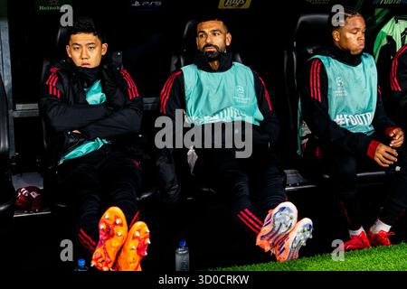 FRANCFORT-SUR-le-MAIN, ALLEMAGNE - 22 OCTOBRE Wataru Endo de Liverpool et Mohamed Salah de Liverpool regardent depuis le banc avant le match de la phase MD3 de l'UEFA Champions League 2025/26 entre l'Eintracht Francfort et le Liverpool FC au stade de Francfort le 22 octobre 2025 à Francfort-sur-le-main, Allemagne. (Photo de René Nijhuis) Banque D'Images