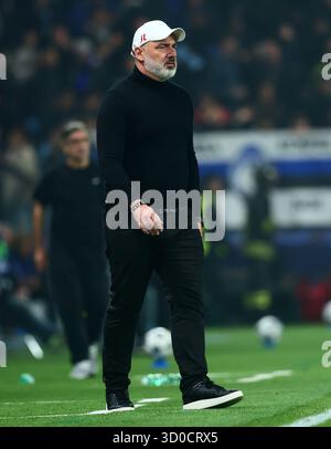 Bergame. 22 octobre 2025. L'entraîneur-chef de Slavia Praha, Jindrich Trpisovsky, réagit lors du match de l'UEFA Champions League entre Atalanta et Slavia Praha à Bergame, Italie, 22 octobre 2025. Crédit : Alberto Lingria/Xinhua/Alamy Live News Banque D'Images