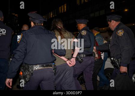 New York, NY, États-Unis. 22 octobre 2025. Le NYPD arrête un manifestant lors d'un rassemblement contre LA GLACE dans le Lower Manhattan à la suite du raid de Chinatown, le 22 octobre 2025. Crédit : Liri Agami/Media Punch./Alamy Live News Banque D'Images