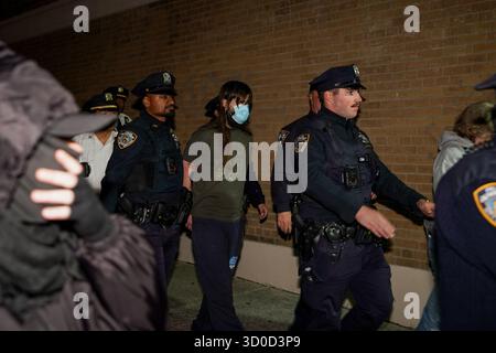 New York, NY, États-Unis. 22 octobre 2025. Le NYPD arrête un manifestant lors d'un rassemblement contre LA GLACE dans le Lower Manhattan à la suite du raid de Chinatown, le 22 octobre 2025. Crédit : Liri Agami/Media Punch./Alamy Live News Banque D'Images