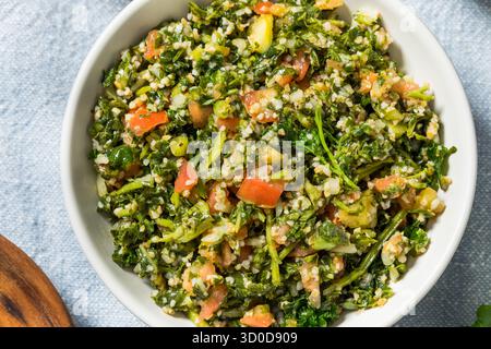Salade tabbouleh maison saine avec persil et tomate Banque D'Images