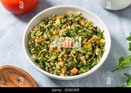 Salade tabbouleh maison saine avec persil et tomate Banque D'Images