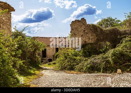 Italie, Abruzzes, village de montagne abandonné, Frattura Vecchia Banque D'Images