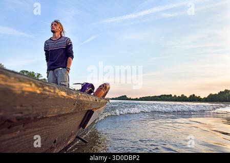 Barge à fond plat (mot français : Toue) voyage sur la Loire près de Chaumont-sur-Loire, département du Loir-et-cher, région Centre-Val de Loire, France, Euro Banque D'Images